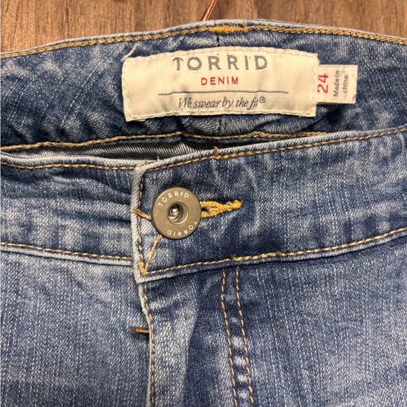 Torrid Denim Boyfriend Jeans Distressed Raw Hem Size 24 - Picture 3 of 10